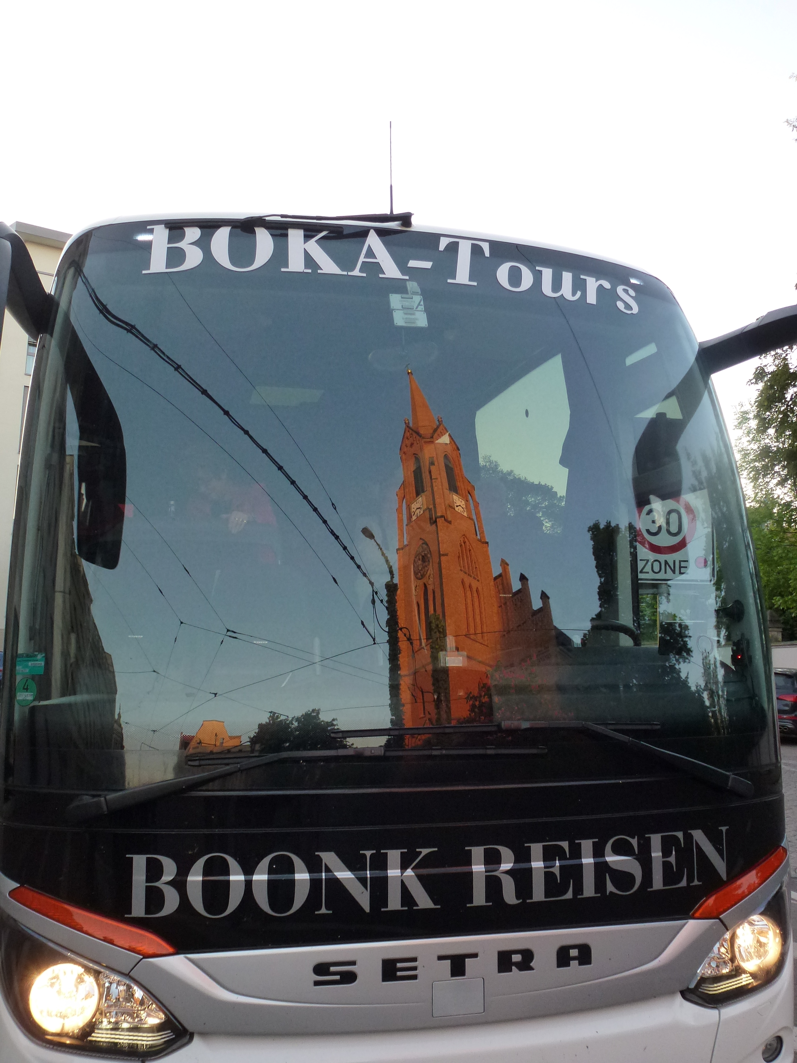 Unser Buss vor der Friedenskirche